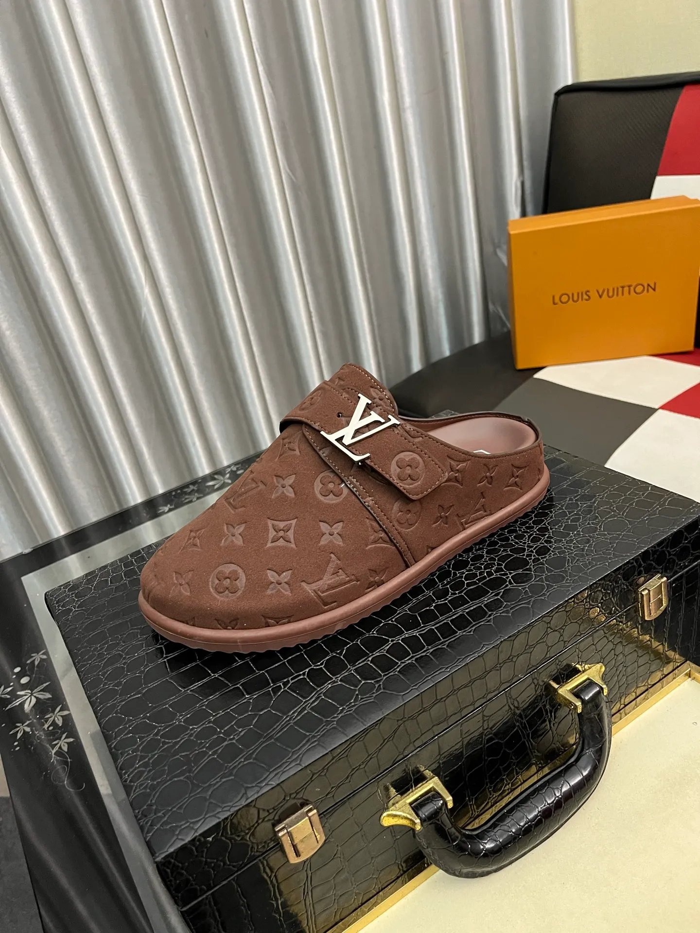 Men's shoes 💰380⌚️⌚️2025 new men's casual sandals and slippers, made of suede cow leather, with Monogram pattern to highlight the trendy style. Adjustable straps illuminated with LV letters, while a resilient insole and micro outsole provide lightweight comfort. Made of suede cow leather with embossed Monogram pattern and brand element metal hardware✅Adjustable straps➕Tough insole‼ ️Micro outsole. Comfortable and easy to wear‼ ️size: 38-446️⃣Colors available